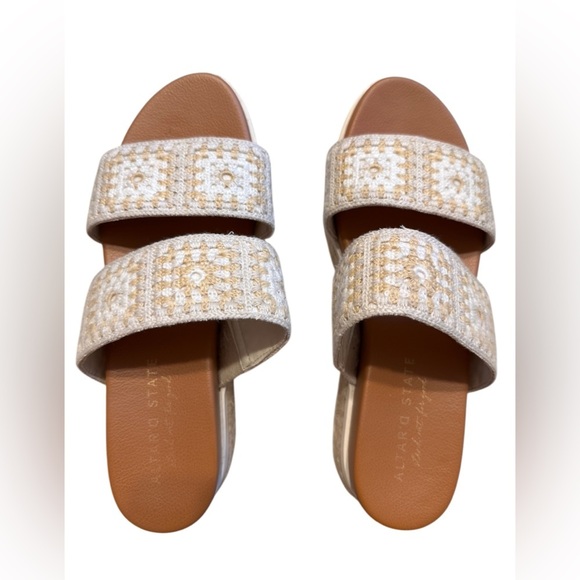 Altar'd State Elleni Crochet platform Sandals in cream & tan. Size 8 1/2 - Picture 2 of 8